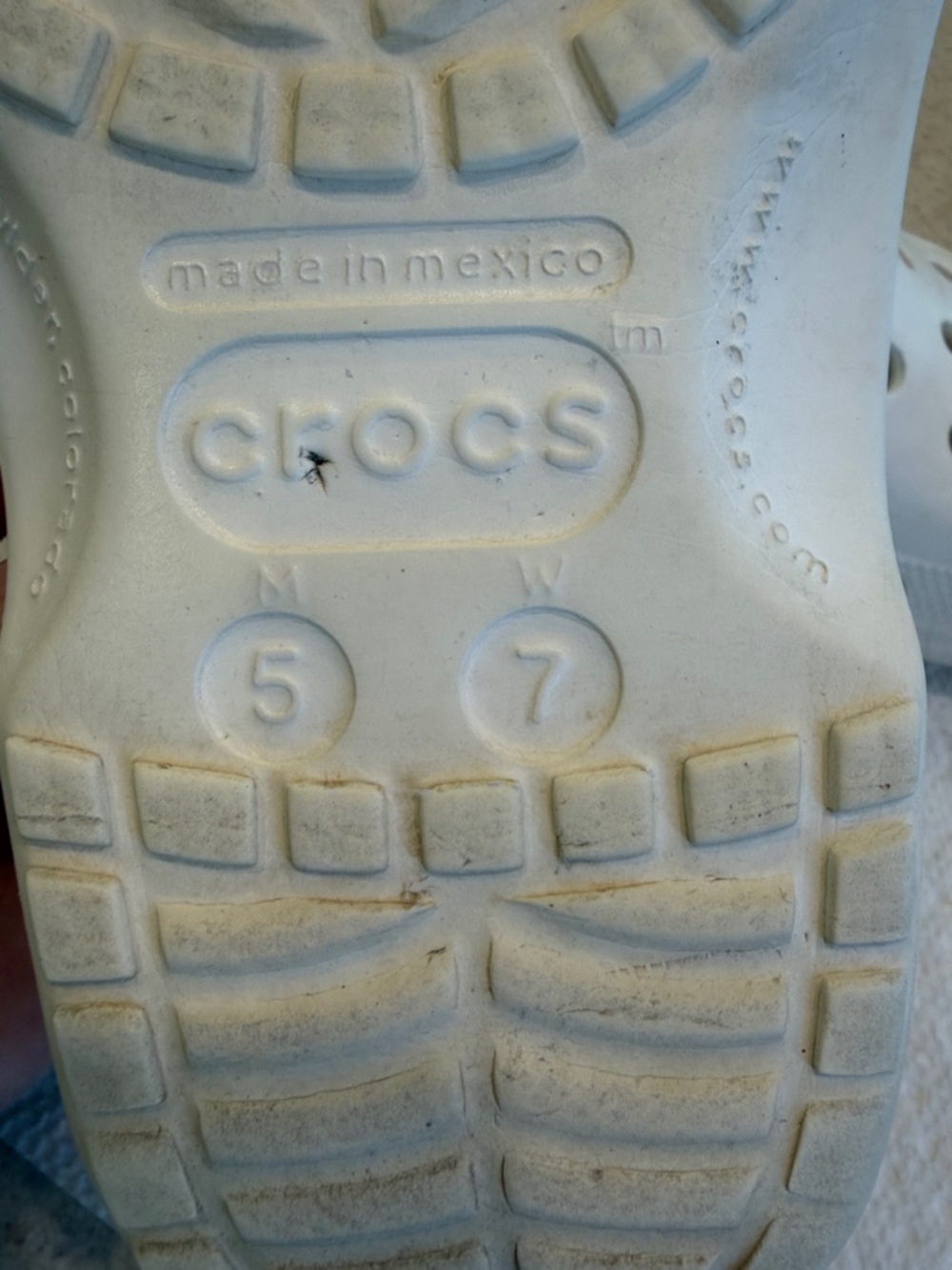 CROCS Adults White Classic Clog Sandals women’s size 7, men’s size 5 - Picture 7 of 14